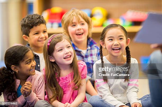 children listening to a story - elementary school stockfoto's en -beelden