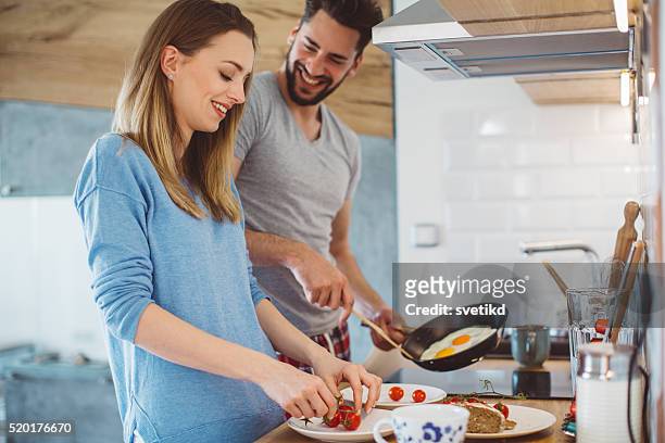 kochen zusammen - frühstück mann frau stock-fotos und bilder