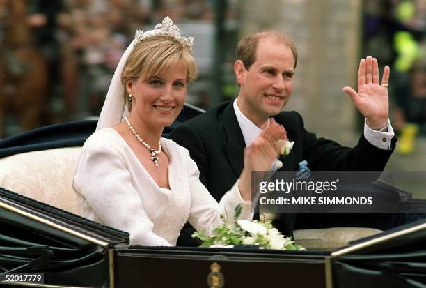 The newly-wed British royal couple Prince Edward and Sophie Rhys-Jones greet wellwishers on their way from Windsor Castle after the wedding ceremony...