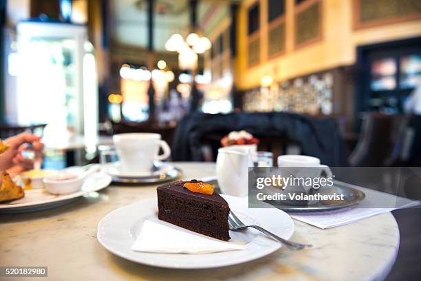 sachertorte (chocolate cake) in central cafe, budapest, hungary - the weekend in news around the world stockfoto's en -beelden
