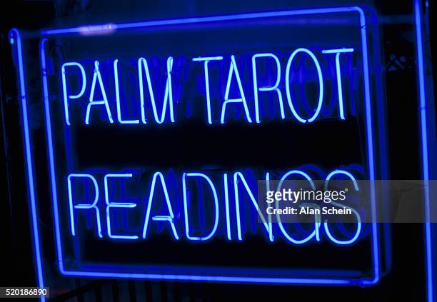 "palm tarot readings" neon sign - aguero fotografías e imágenes de stock