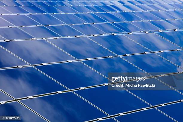 rows of solar panels - zonnepanelen stockfoto's en -beelden