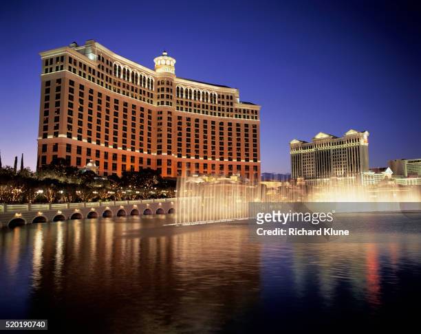 bellagio hotel and casino at night - las vegas stockfoto's en -beelden