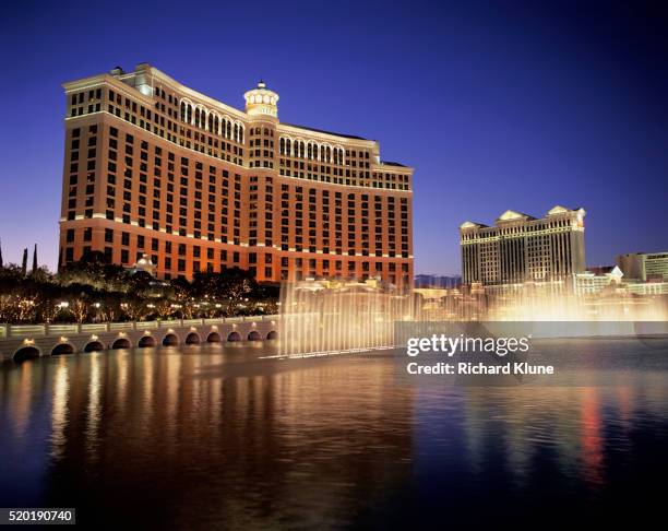 bellagio hotel and casino at night - bellagio 個照片及圖片檔