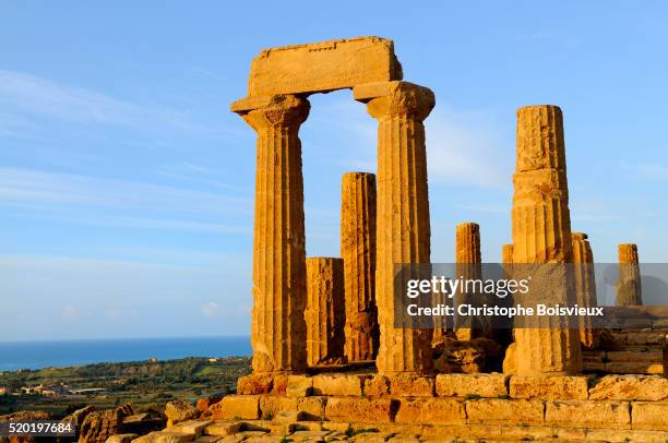 italy, sicily, agrigento, world heritage site, valley of temples, tempio di giunone (temple of juno) - hera temple stock pictures, royalty-free photos & images