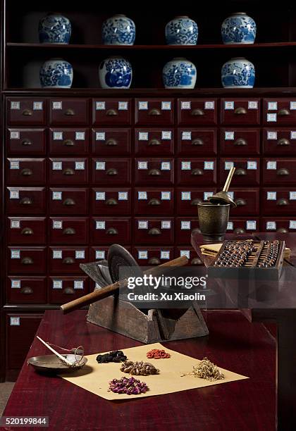 traditional chinese medicine - medicina herbaria china fotografías e imágenes de stock