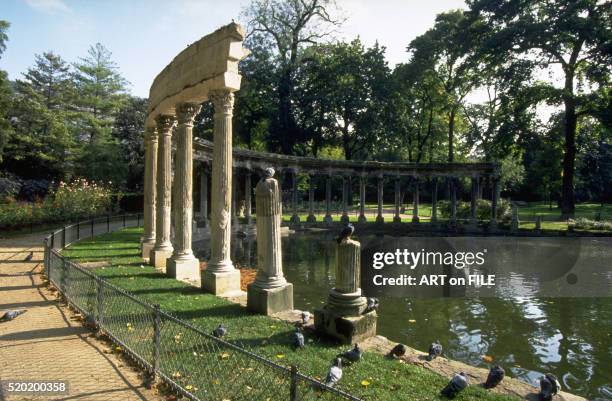 the naumachie in parc monceau, paris - ile de france parc monceau stock pictures, royalty-free photos & images