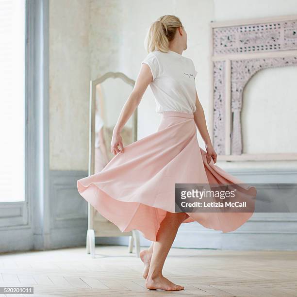 barefoot woman dancing in front of a mirror - falda fotografías e imágenes de stock