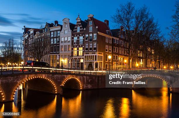 quiet evening in amsterdam - gracht amsterdam stockfoto's en -beelden