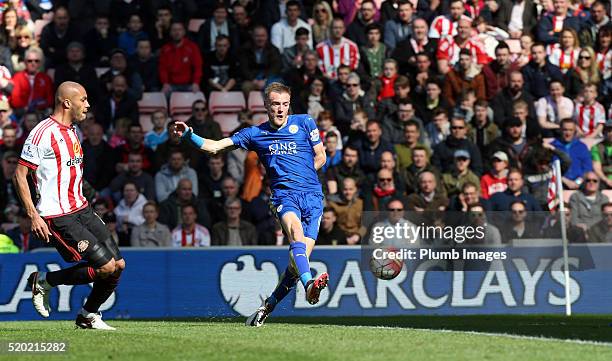 Jamie Vardy of Leicester City scores to make it 0-1 during the Premier League match between Sunderland and Leicester City at the Stadium of Light on...