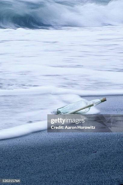 message in a bottle washed ashore - message in a bottle stock pictures, royalty-free photos & images