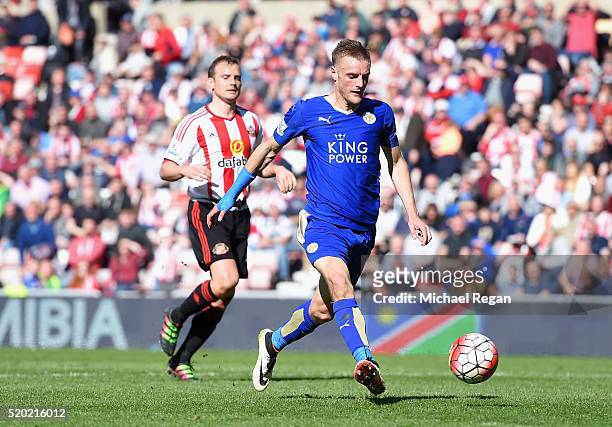 Jamie Vardy of Leicester City scores their second goal during the Barclays Premier League match between Sunderland and Leicester City at the Stadium...
