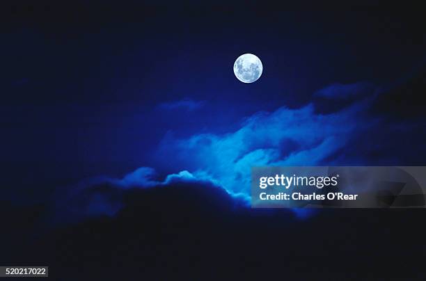 full moon illuminating clouds - evening sky - fotografias e filmes do acervo