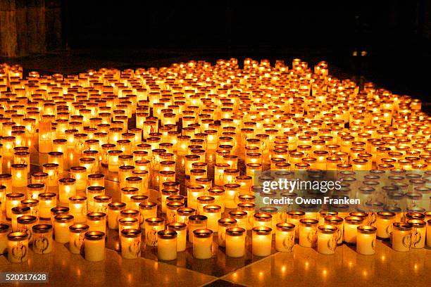 votive candles at memorial for pope john paul ii - mitternacht stock-fotos und bilder