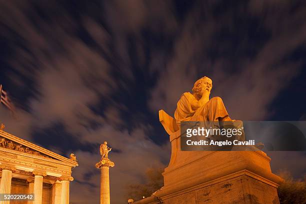 statues of socrates outside academy of athens - filosofia imagens e fotografias de stock