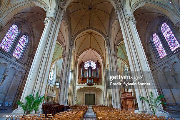 saint-pierre cathedral in poitiers - poitiers stock-fotos und bilder