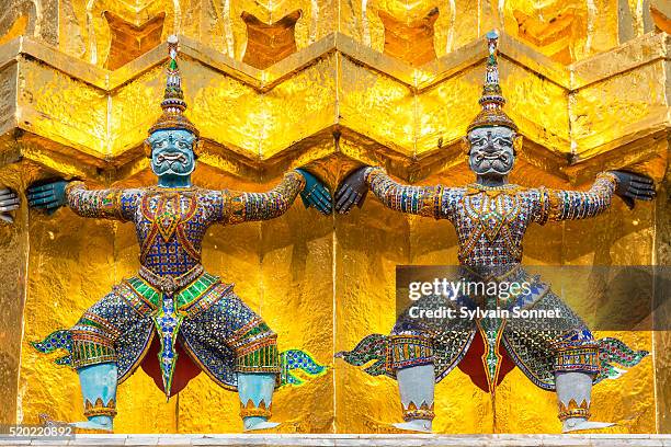 wat-phra-kaew, bangkok - buddha stock-fotos und bilder