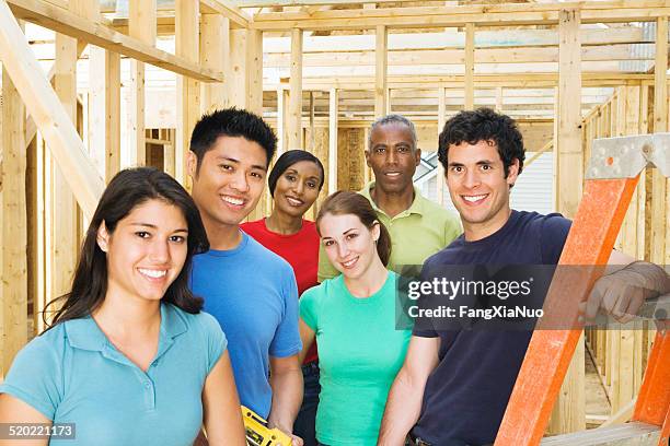 grupo en su proyecto de construcción el servicio a la comunidad, de retratos - hábitat para la humanidad fotografías e imágenes de stock