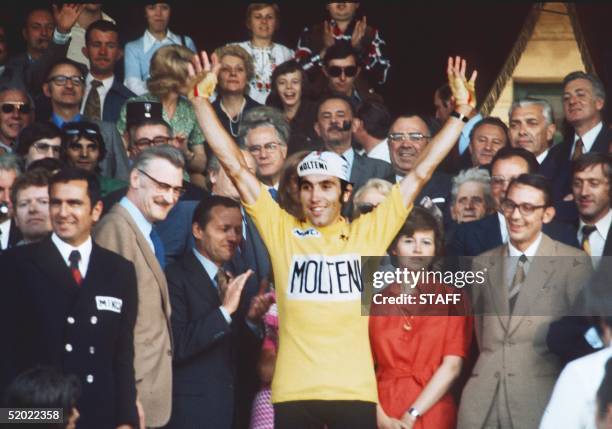 Belgian champion Eddy Merckx rises his arms as victory sign, 21 July 1974 at the velodrome municipal in Vincennes, after winning the Tour de France...