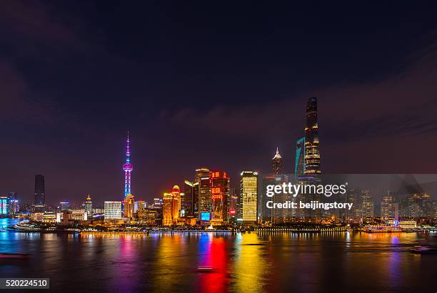 skyline di shanghai di notte - pudong foto e immagini stock