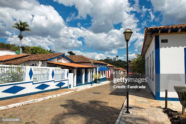 city street pirenopolis brazil - pirenopolis foto e immagini stock