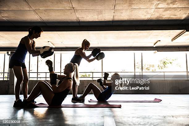 frauen-boxen team-training im freien - boxing training stock-fotos und bilder