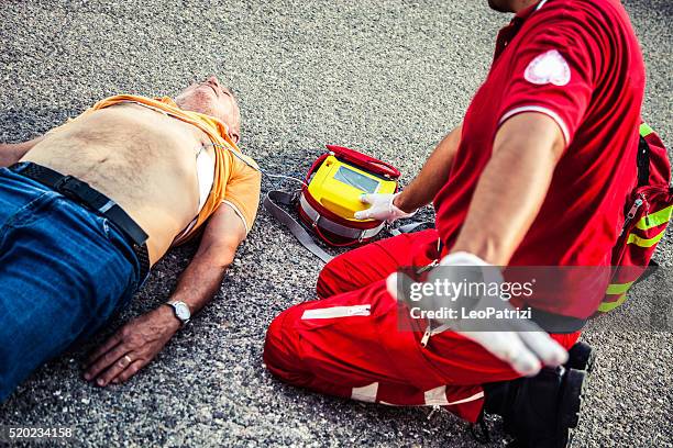 ataque del miocardio en la calle - desfibrilador fotografías e imágenes de stock