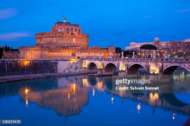 sant'angelo bridge and castel sant'angelo at night - river tiber stock pictures, royalty-free photos & images