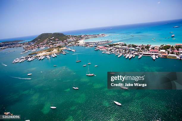 flight out of princess juliana international airport, st. maarten - sint maarten stock pictures, royalty-free photos & images