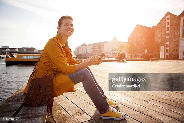 mujer en la ciudad enjoyng sol. - cultura danesa fotografías e imágenes de stock