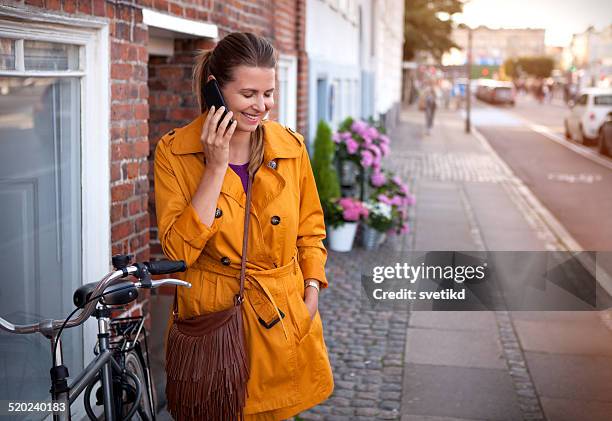 mujer usando teléfono inteligente en la ciudad. - smart city denmark fotografías e imágenes de stock