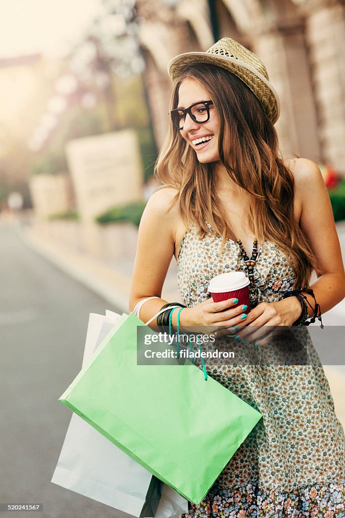 Femme heureuse avec des sacs