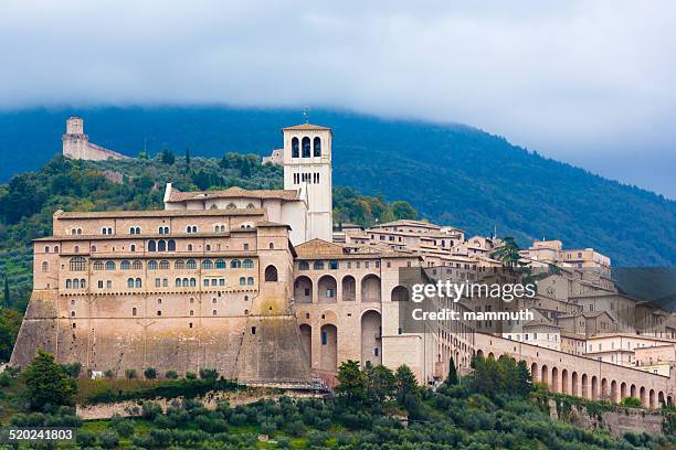 assisi, umbria, italia - basilica foto e immagini stock