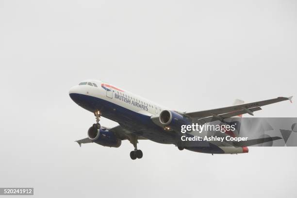 british airways plane landing at heathrow airport - british airways plane stock pictures, royalty-free photos & images