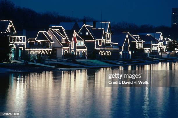 boathouse row - schuylkill river photos et images de collection