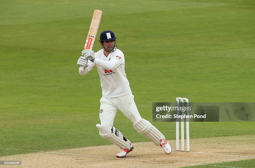 Essex v Gloucestershire - Specsavers County Championship - Division Two