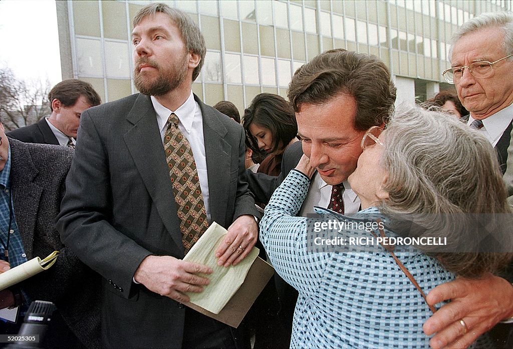 Wanda Kaczynski (R), mother of Theodore Kaczynski,
