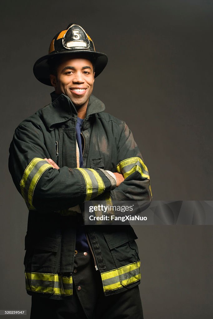 Fireman'souriant sur fond noir, portrait