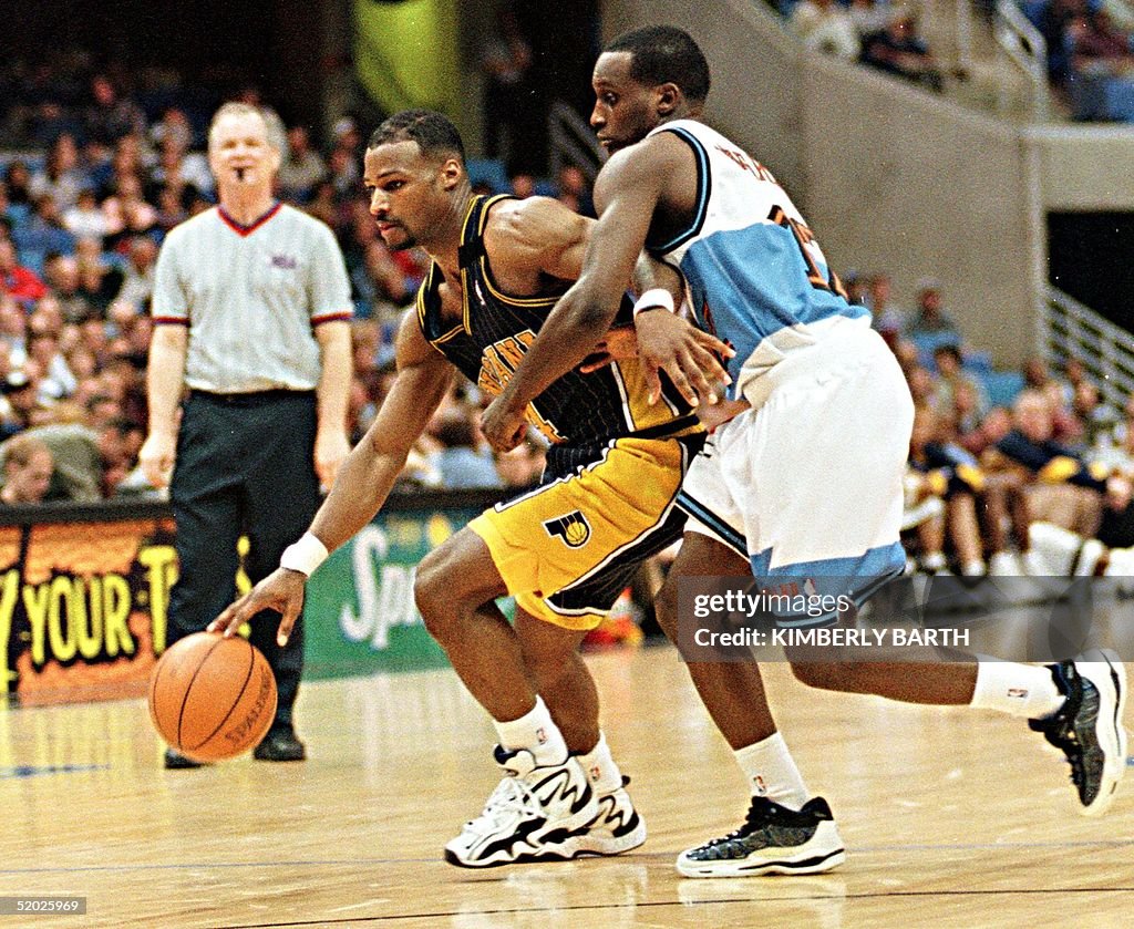 Indiana Pacers guard Travis Best (L) drives for th