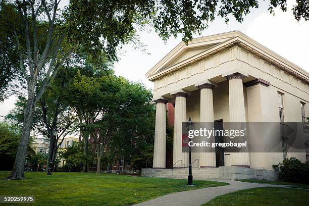 manning hall no campus da universidade de brown providence, rhode island - brown imagens e fotografias de stock