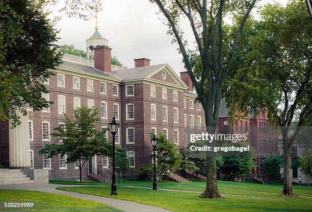 edifícios ao longo da frente green de providence campus da universidade de brown - brown imagens e fotografias de stock