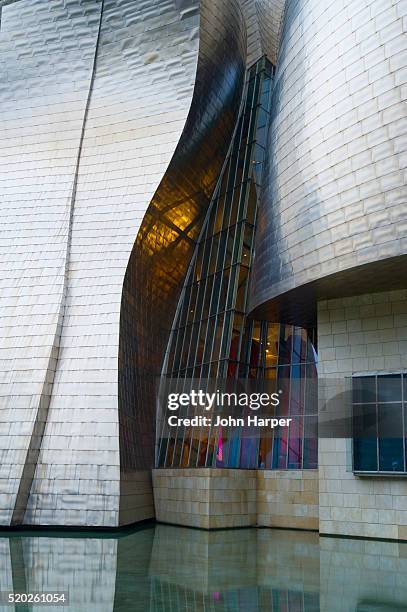 guggenheim museum in bilbao - guggenheim museum bilbao stockfoto's en -beelden