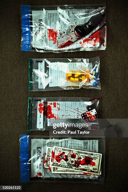 evidence in plastic bags - busta per la raccolta di prove incriminatorie foto e immagini stock