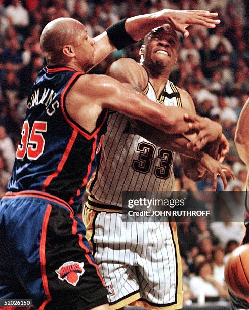 Terry Cummings of the New York Knicks strips the ball from Antonio Davis of the Indiana Pacers 07 May during the first half of their NBA Eastern...