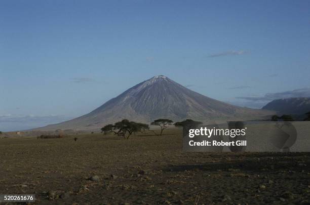 ol doinyo lengai volcano - ol doinyo lengai stock pictures, royalty-free photos & images