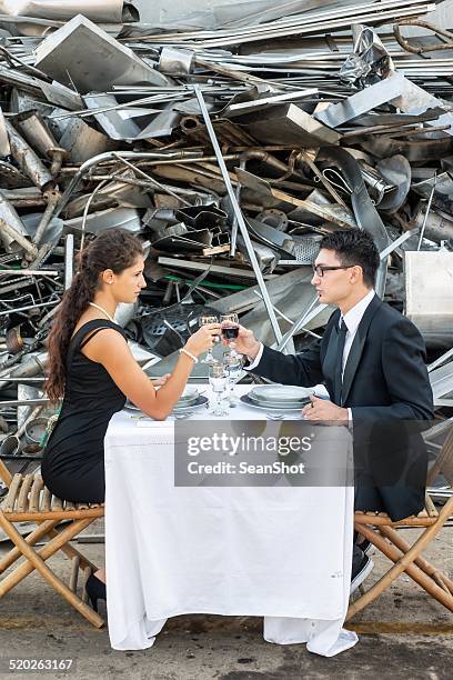 couple portant un toast au lieu d'enfouissement des déchets - lieu denfouissement des déchets photos et images de collection