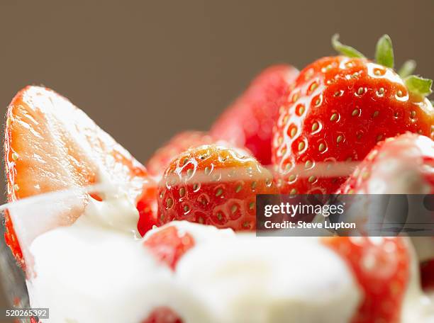 strawberries and cream - strawberries and cream stock pictures, royalty-free photos & images