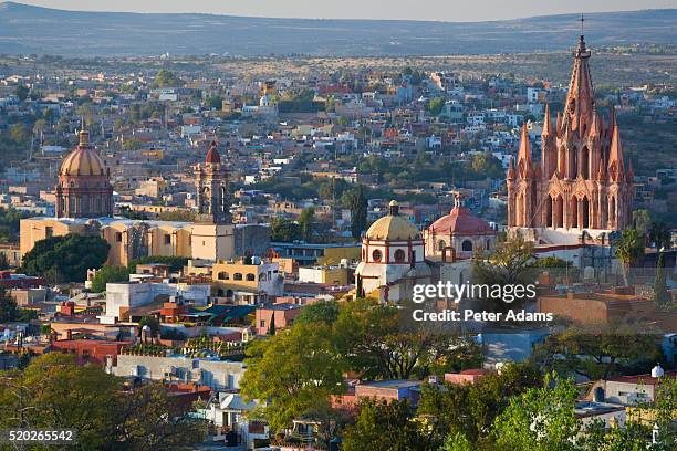 view over san miguel de allende and la parroquia church - san miguel de allende 個照片及圖片檔