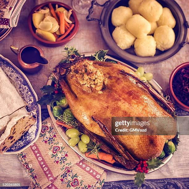 traditionelle deutsche holiday goose abendessen mit klößen und red cabbage - gänsebraten stock-fotos und bilder