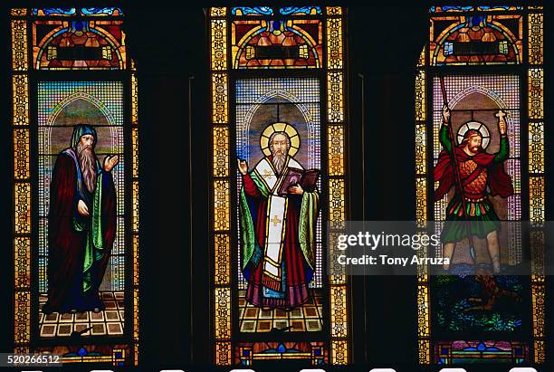 stained glass windows in saint nicholas greek orthodox cathedral - ceremonieel gewaad stockfoto's en -beelden